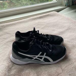 Clean, and new ASICS Women Gel Tactic Volleyball shoes! Worn only for 1 week!